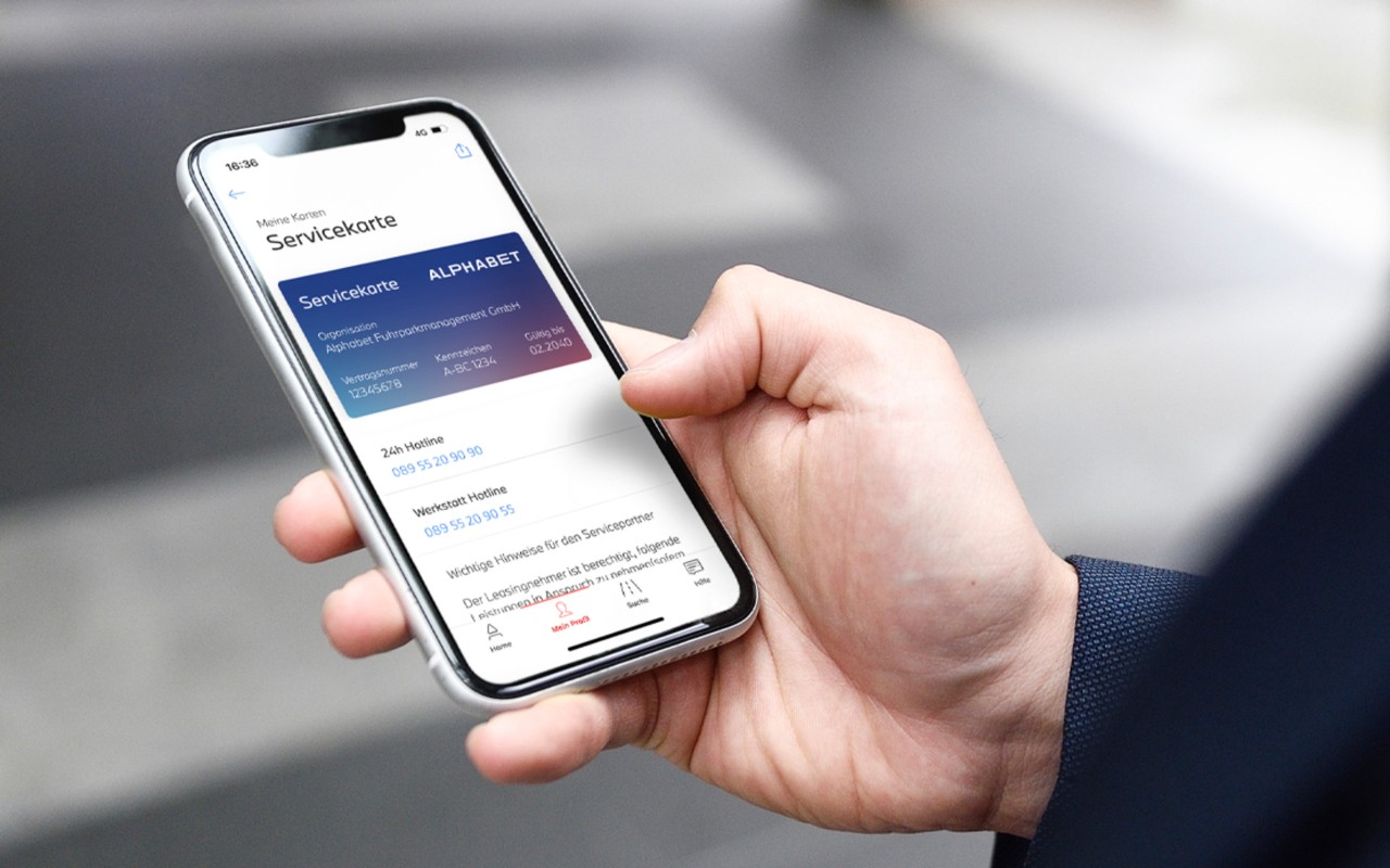 Hand mit Smartphone: Digitale Servicekarte in der Alphabet App