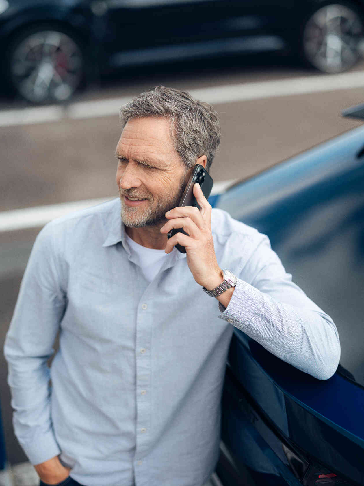 Mann telefoniert mit Smartphone.