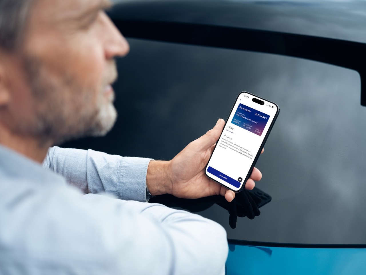 Ein Mann hält sein Mobiltelefon in der Hand