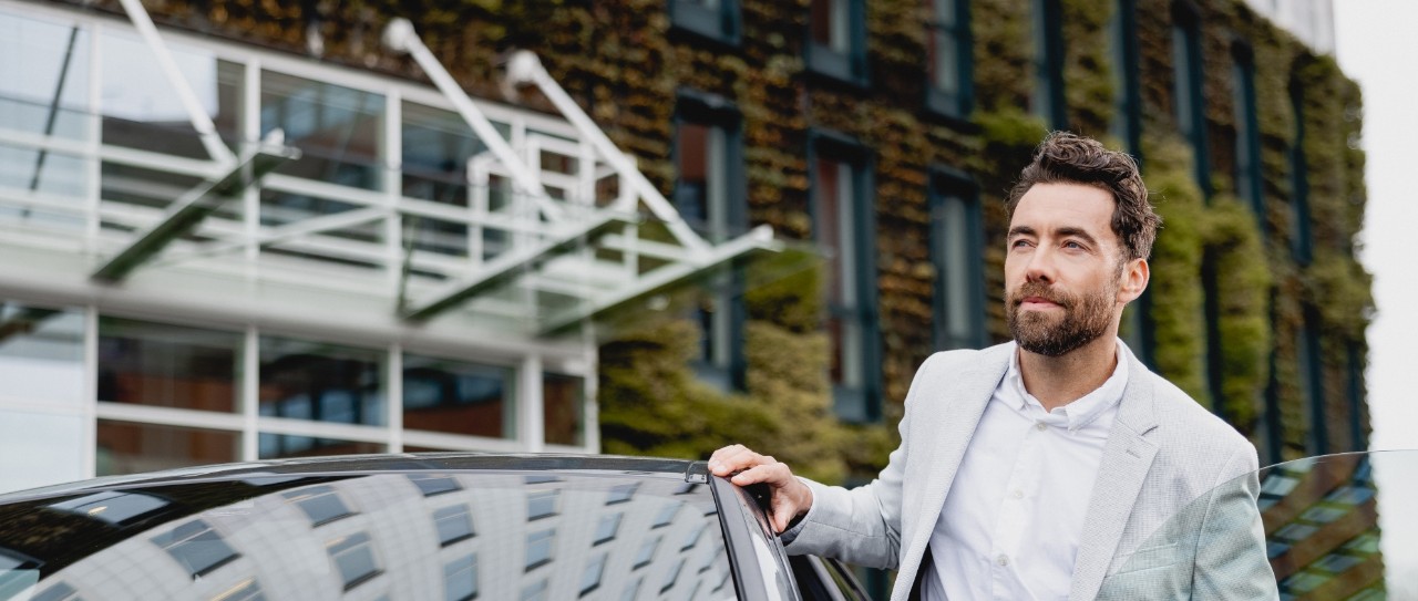 Ein Mann beim Verlassen seines Fahrzeugs.