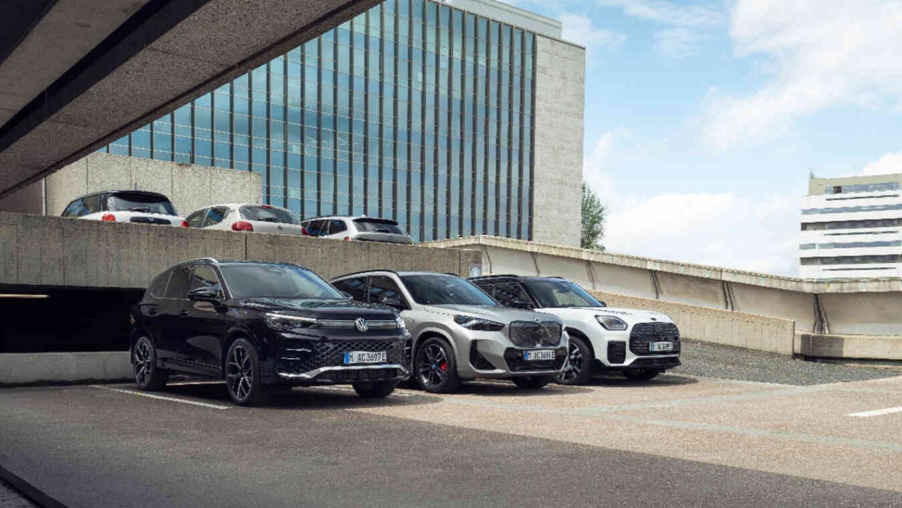 Drei Autos in staedtischer Parkgarage.