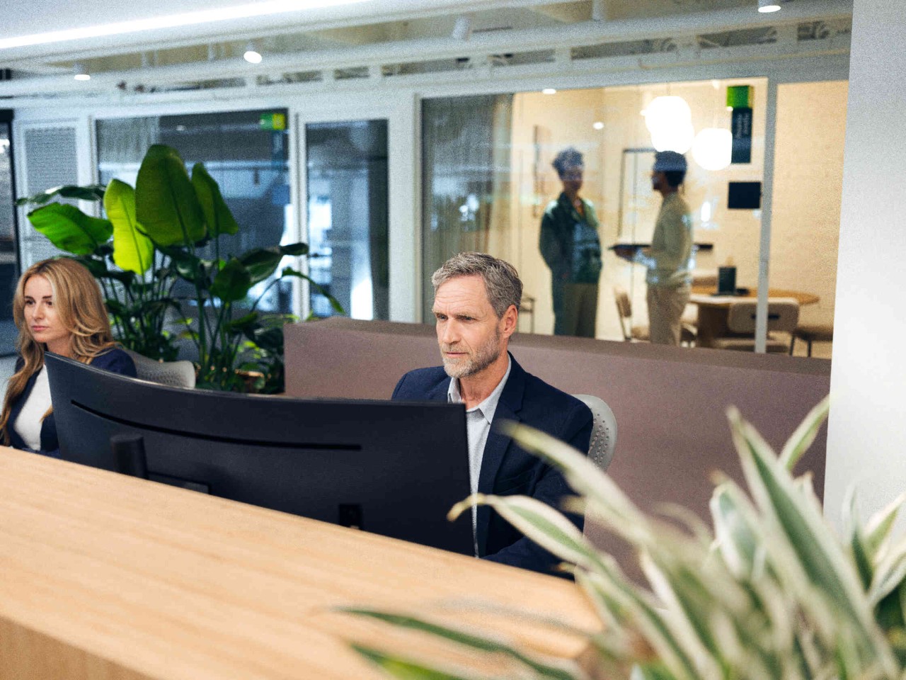 Mann am Schreibtisch in einer modernen Büroumgebung 