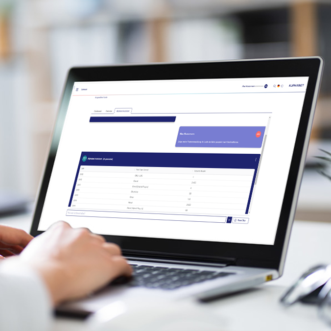 Nahaufnahme eines Laptopbildschirms mit einer Hand auf der Tastatur