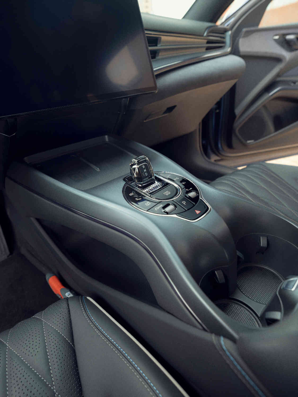 Blick auf Mittelkonsole aus Perspektive des Fahrers  schwarze Innenausttattung.