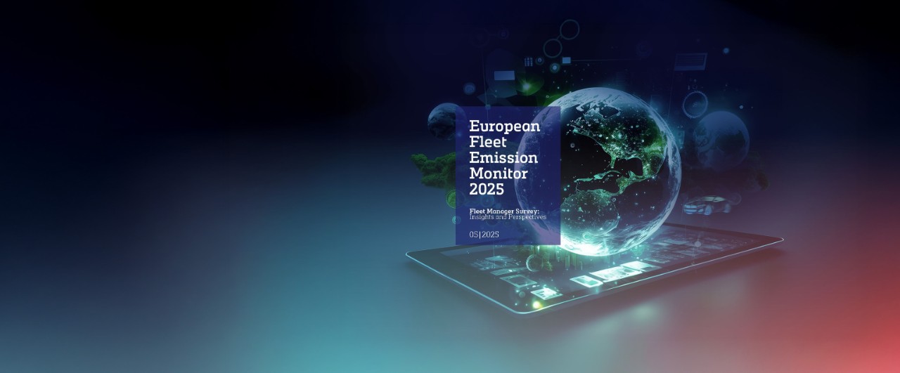 Grafik für den „European Fleet Emission Monitor 2025” von Alphabet, mit Schwerpunkt auf einem digitalen Globus und einer Tablet-Oberfläche. Veranschaulicht Erkenntnisse und Perspektiven von Flottenmanagern zu Emissionstrends und Nachhaltigkeit in Europa.