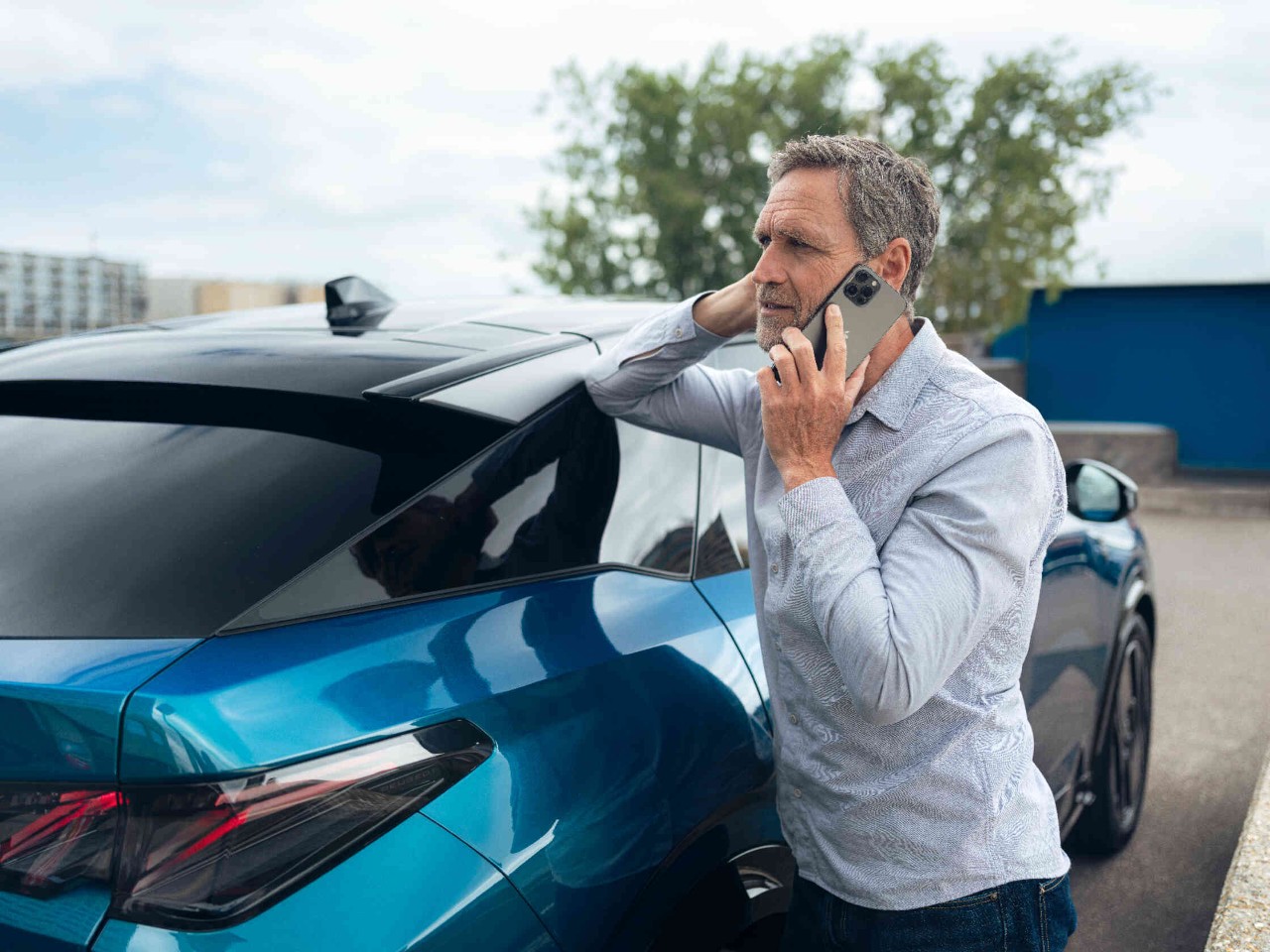 Mann steht neben modernem.