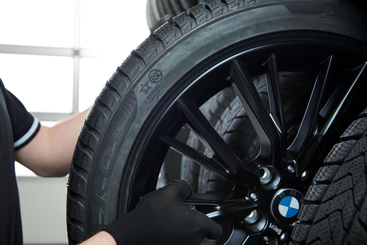 Nahaufnahme eines herausgezogenen Reifens aus einem Regal 