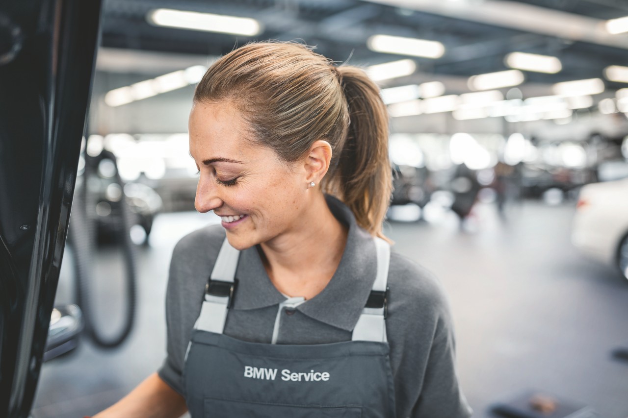 Nahaufnahme einer Frau in der Werkstatt die laechelt 