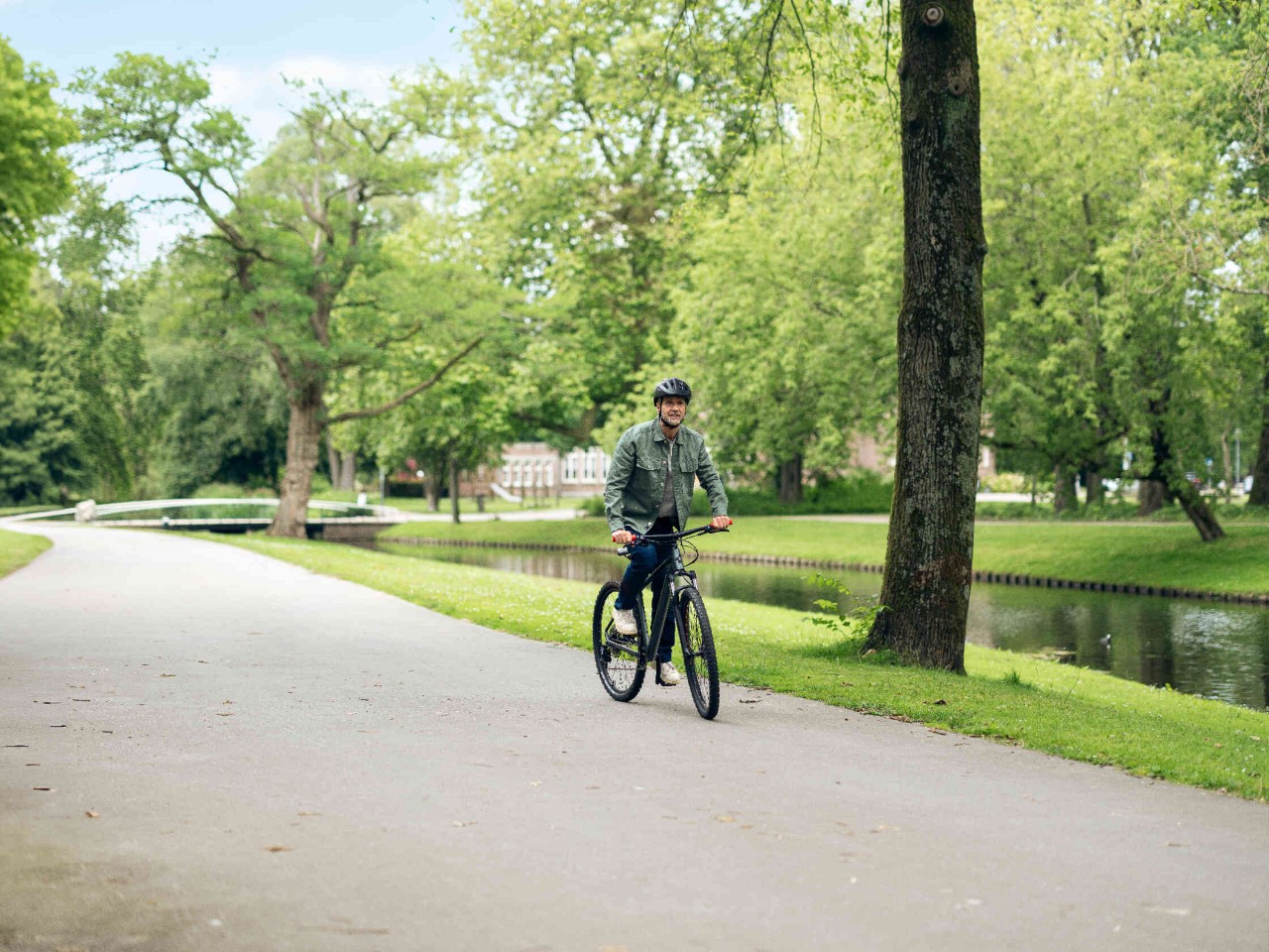 Person faehrt Fahrrad auf  Weg in Park.