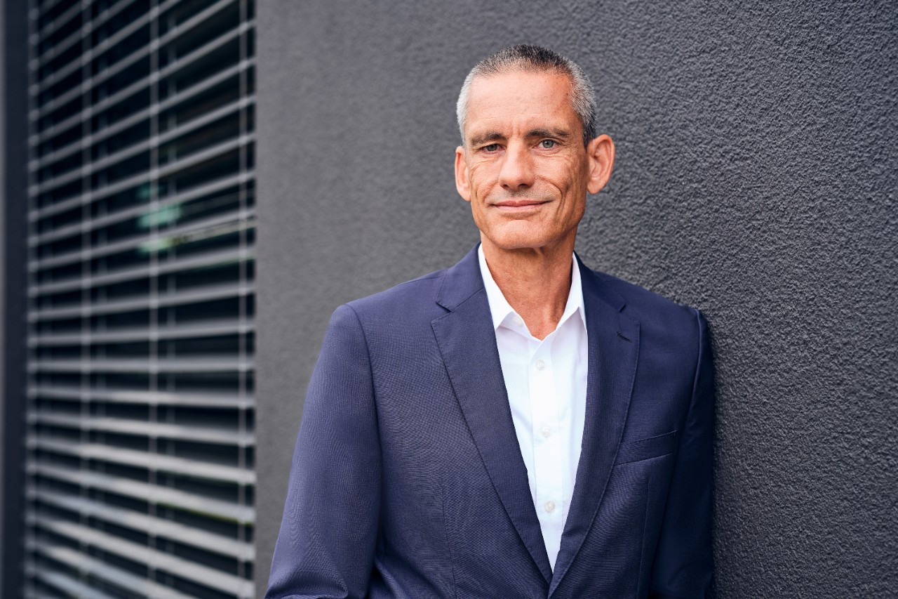 Portraitaufnahme von Alphabet CFO Martin Stremplat