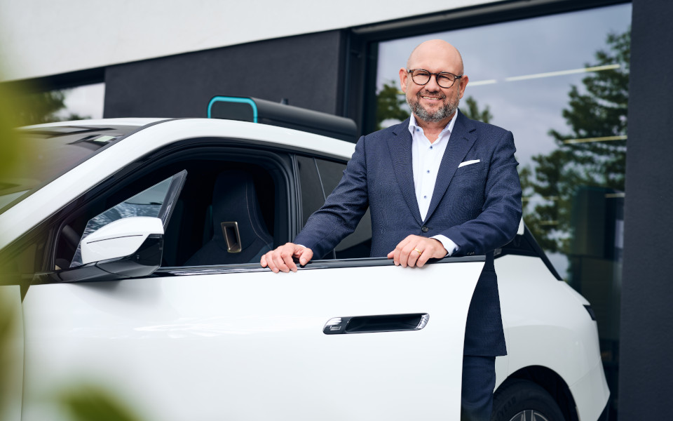 Aufnahme von Alphabet CEO Uwe Hildinger hinter offener Fahrertuer