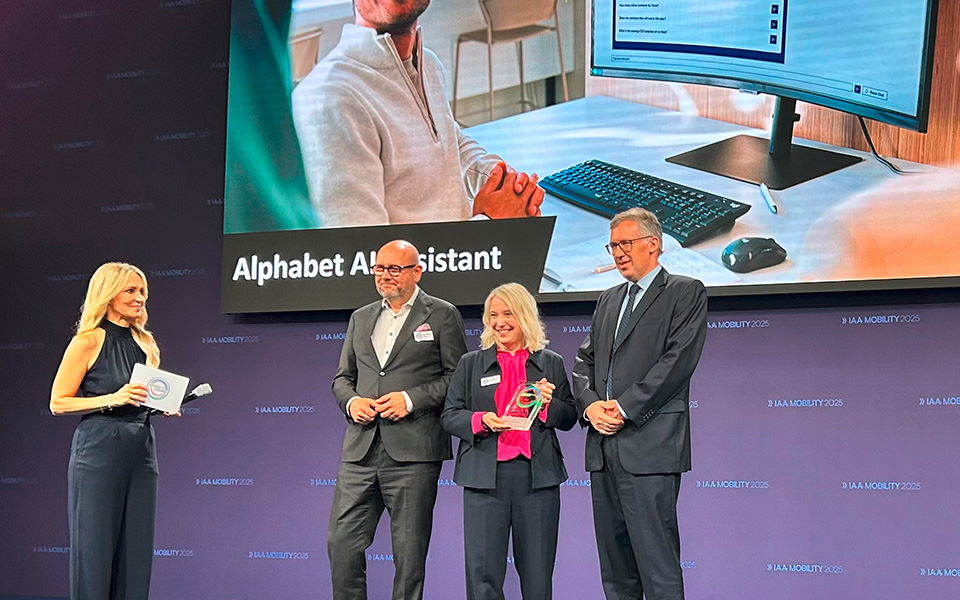 Uwe Hildinger, Andrea Mlitz stehen auf der Bühen und halten den Mobility Award in den Händen 
