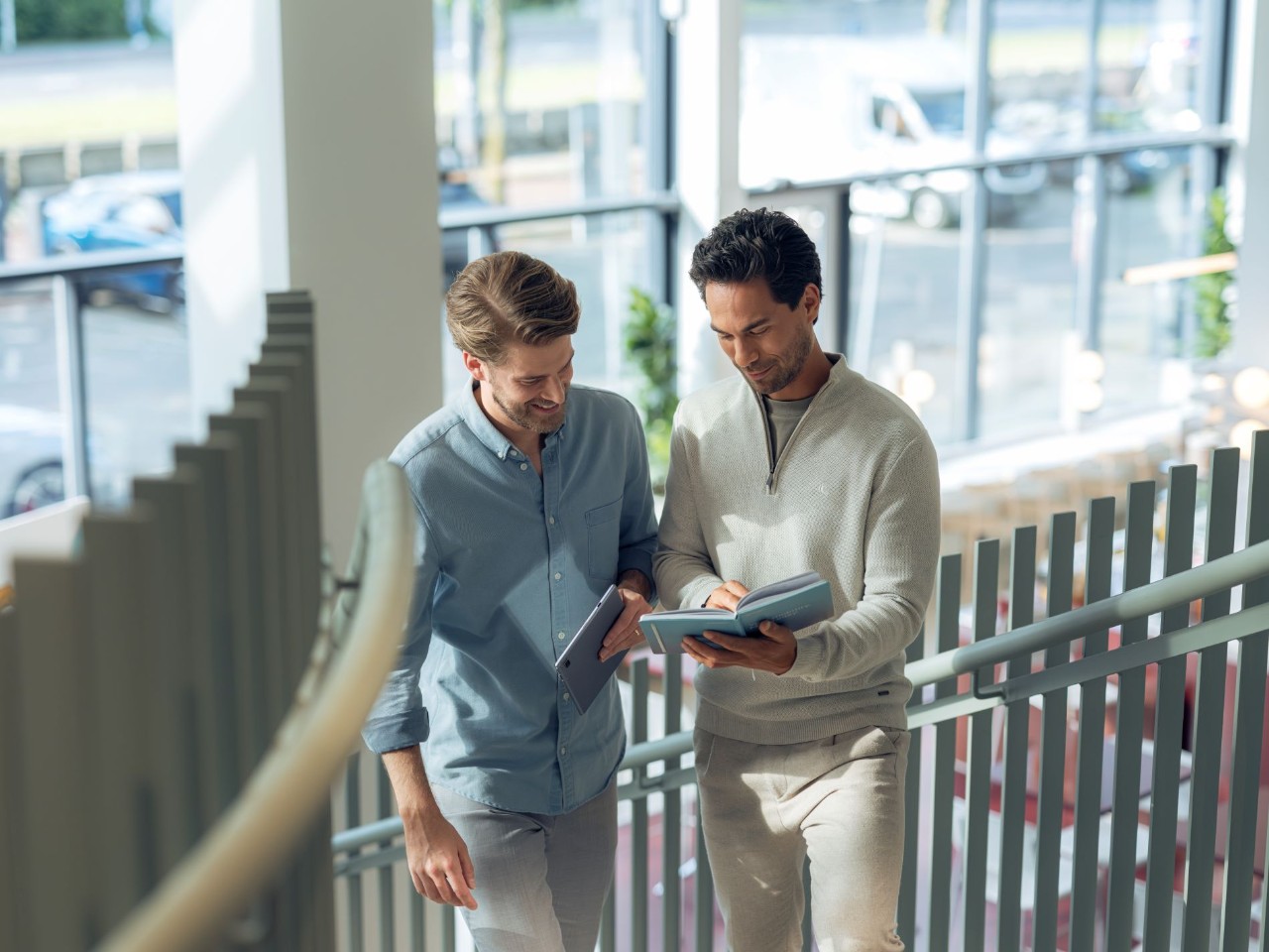 twee mannen die met elkaar praten in bedrijfscontext