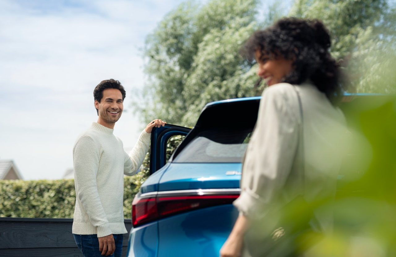 Two people shortly before departure with a car.