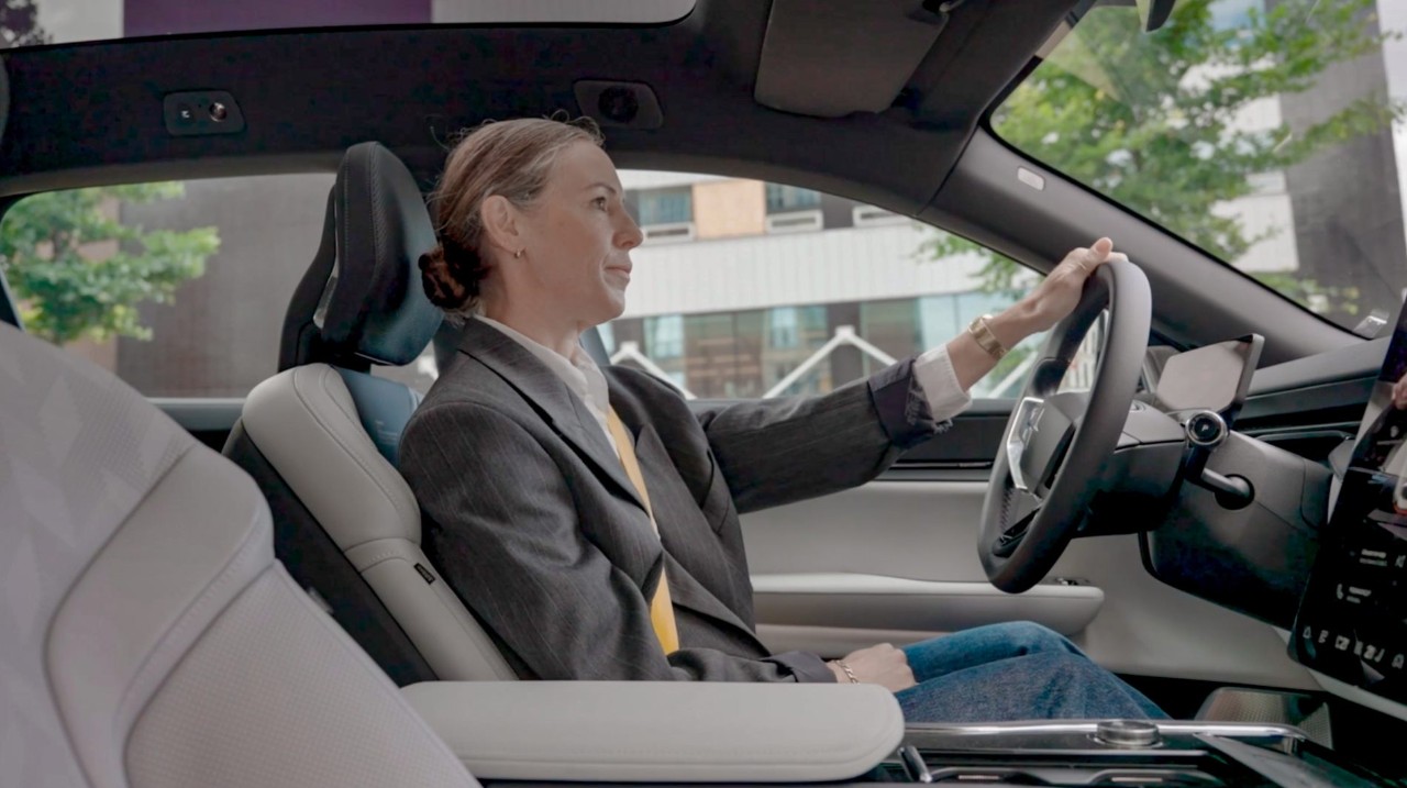 Businesswoman at the wheel of a vehicle.