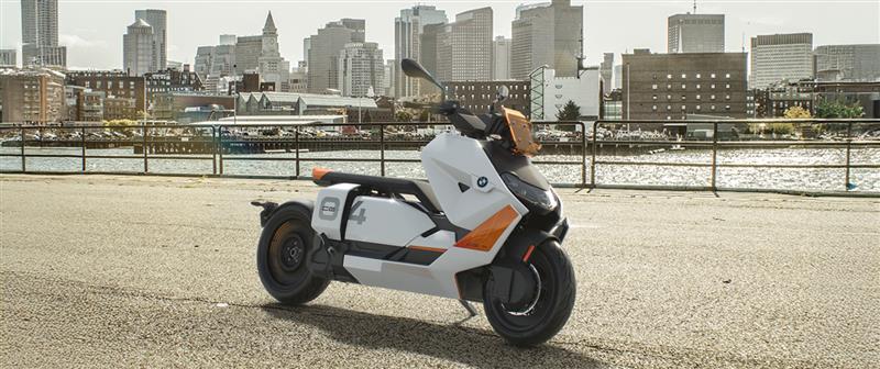 moto BMW CE 04 blanca