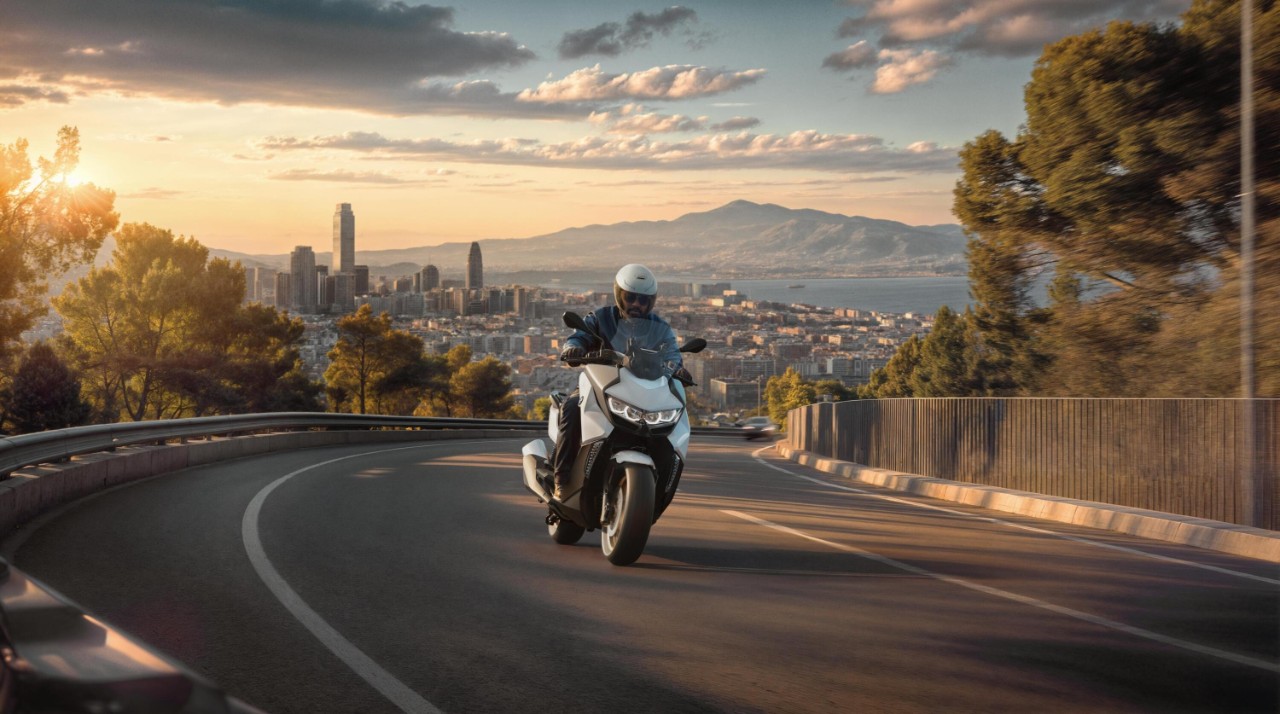 chico con casco y moto blanca por la carretera