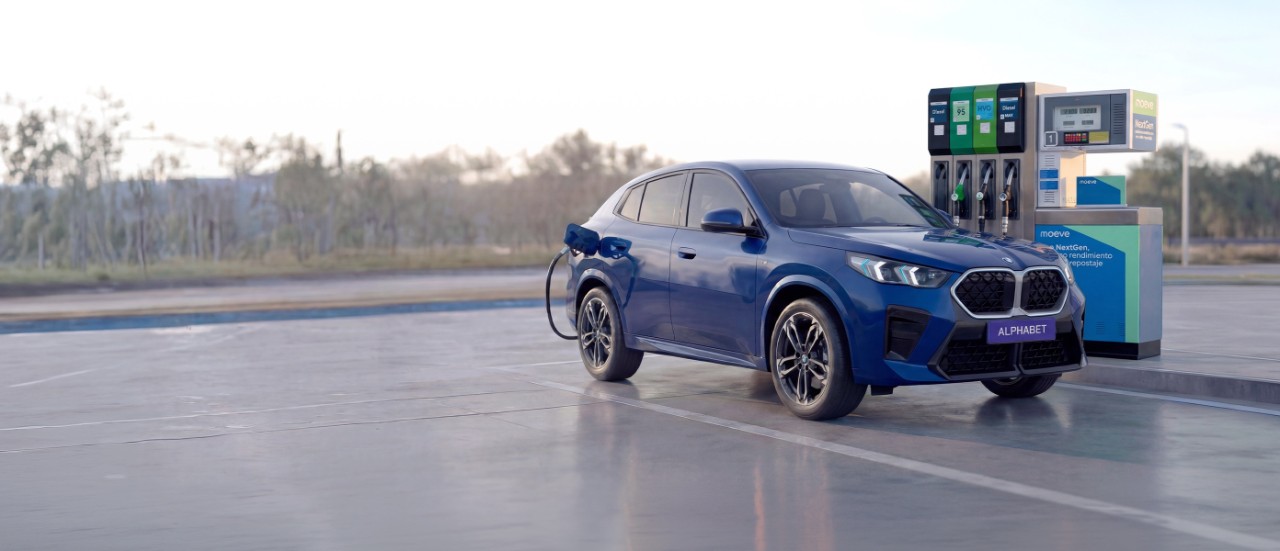 Coche azul electrico aparcado cargando con matricula alphabet