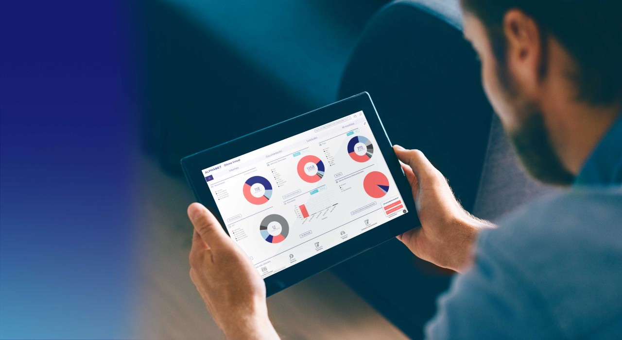 chico mirando la oficina virtual en una tablet