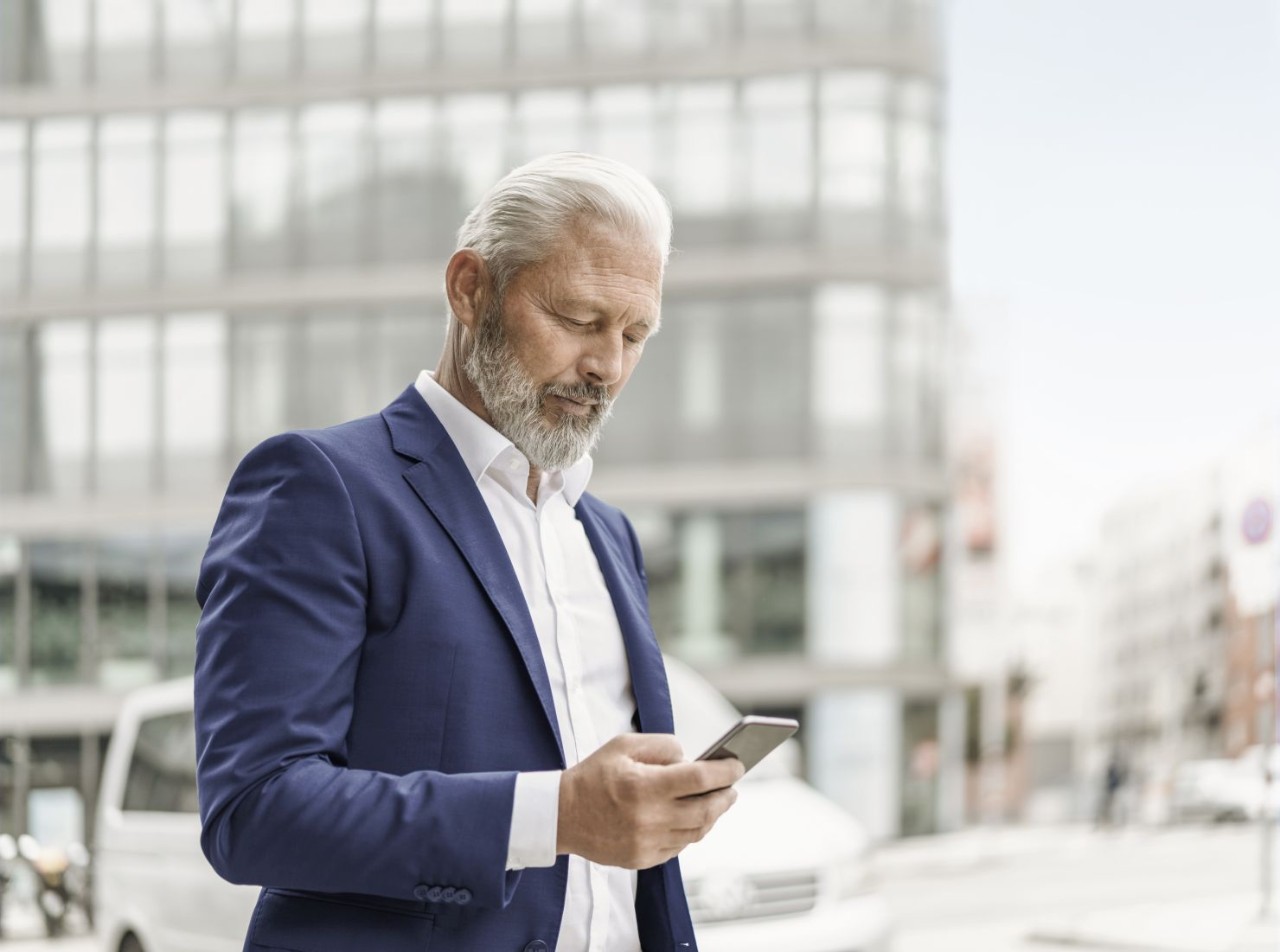 señor mirando el móvil