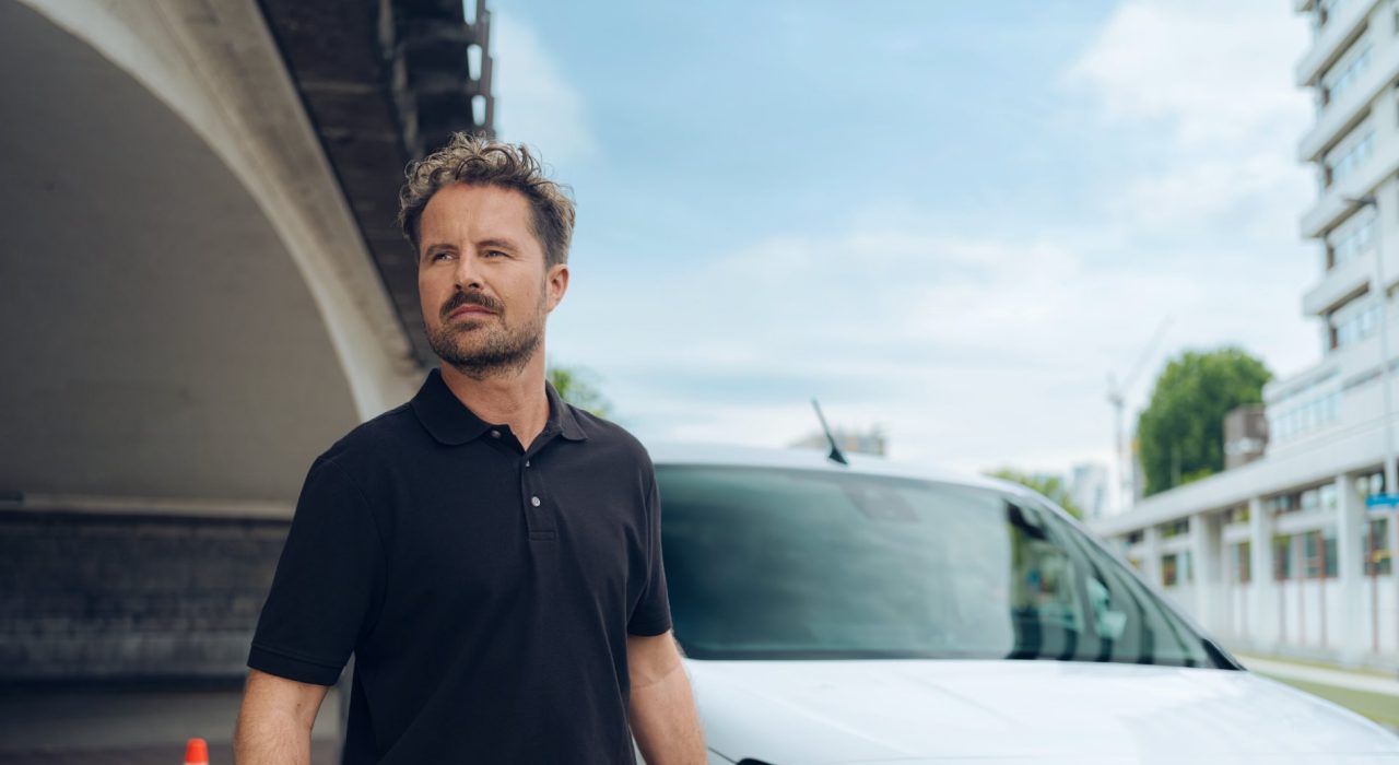 chico rubio mirando al frente