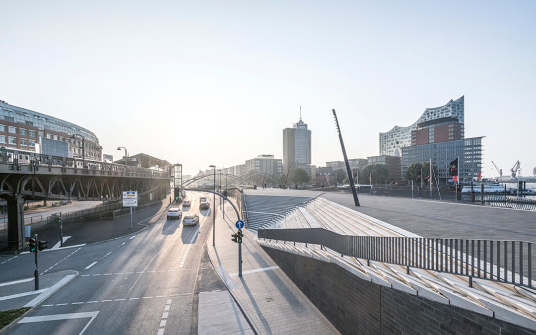 Carretera en medio de la ciudad