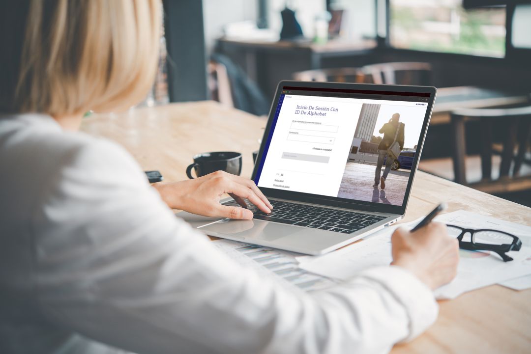 chica escribiendo el portatil y apuntando en libreta a la vez