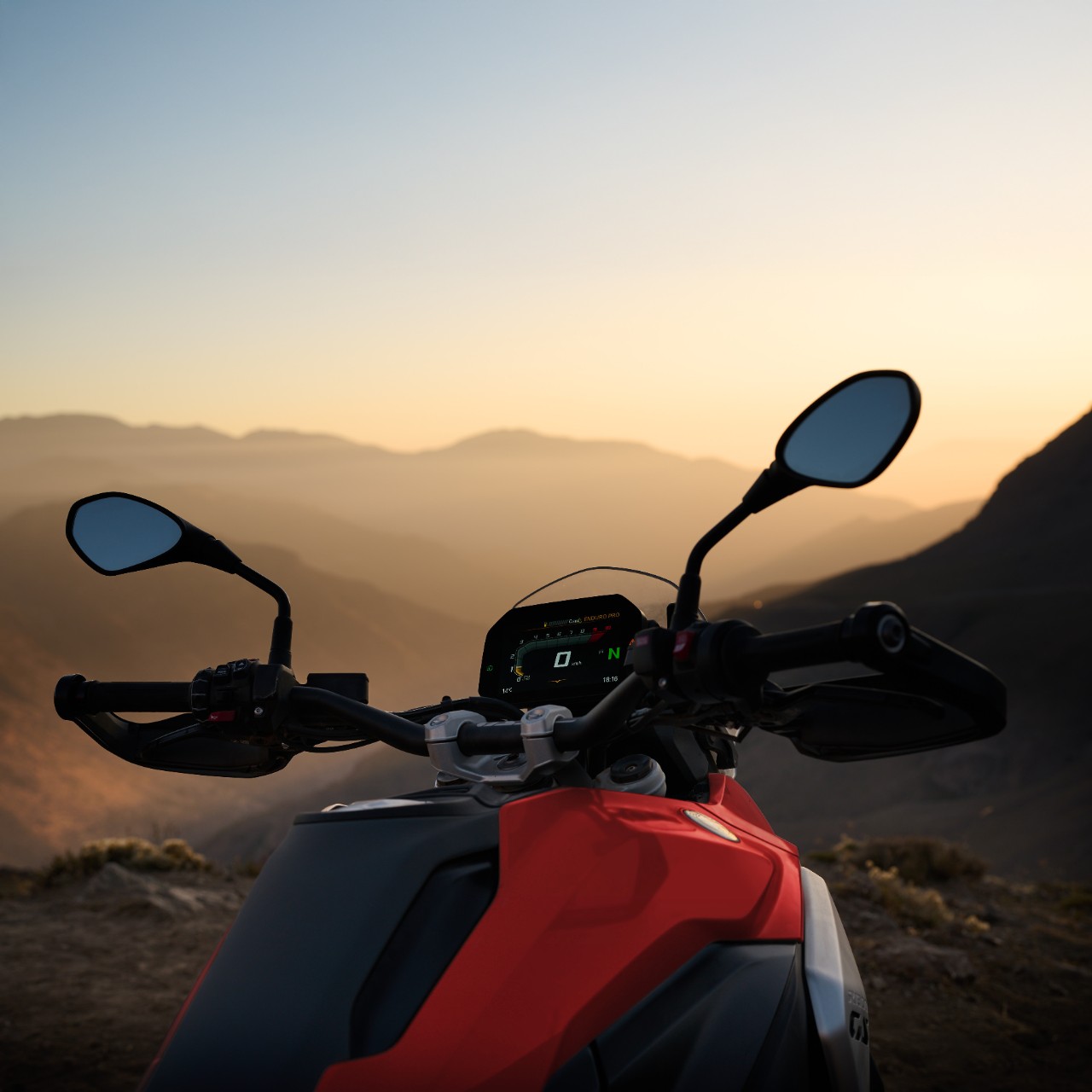 moto BMW CE 04 blanca