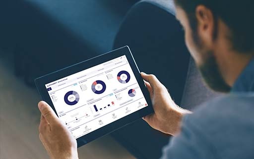 chico mirando la oficina virtual en una tablet