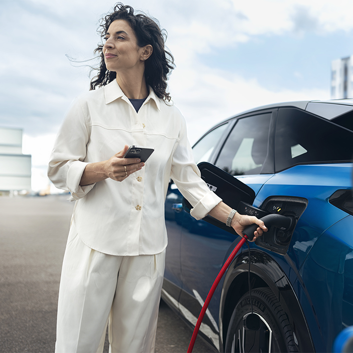 Persona con una tablet mirando datos 