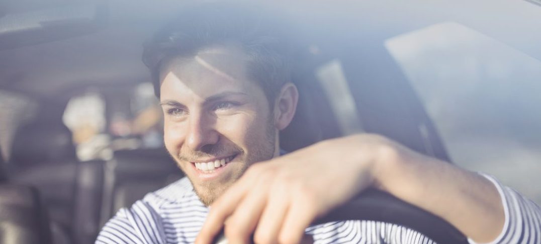 señor con caja de manzanas