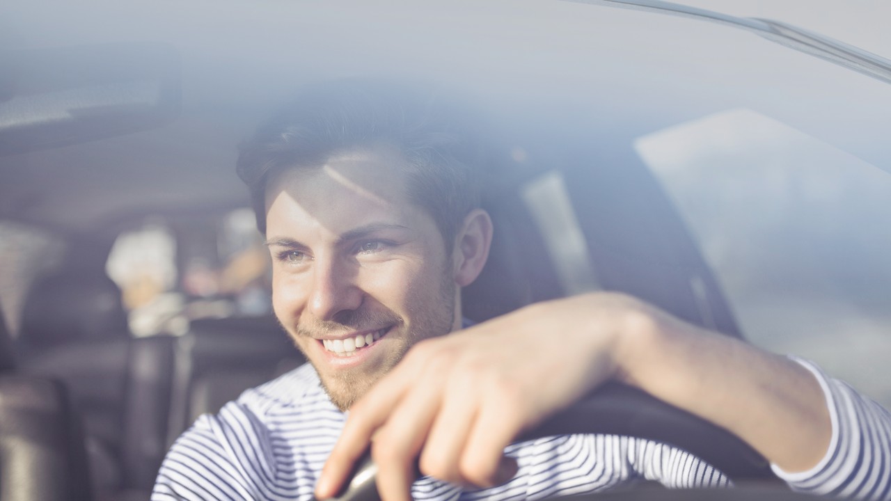 Hombre conduciendo felizmente
