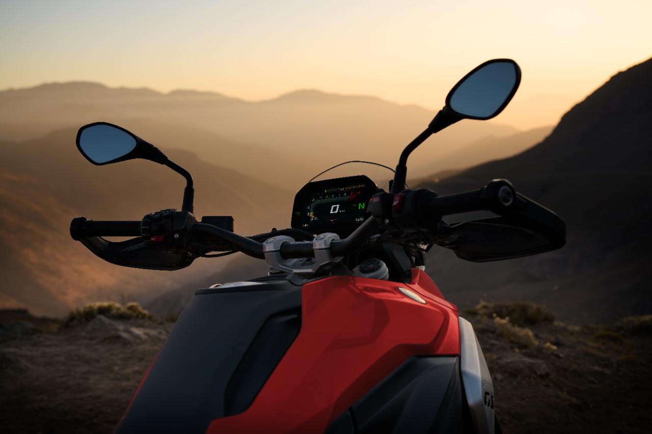 Motorista por una carretera con la posta del sol.