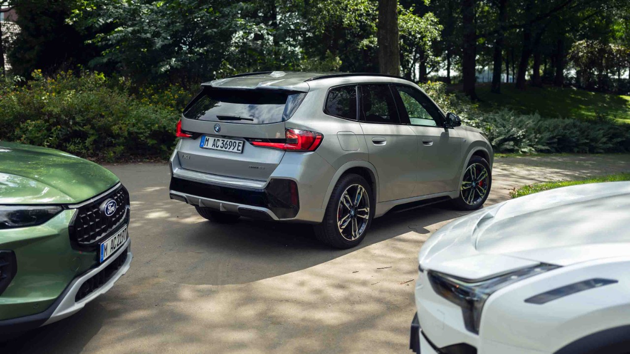 Coches aparcados en la naturaleza. Coche BMW gris aparcado