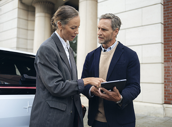 HOmbre y mujer hablando mientras miran una tablet