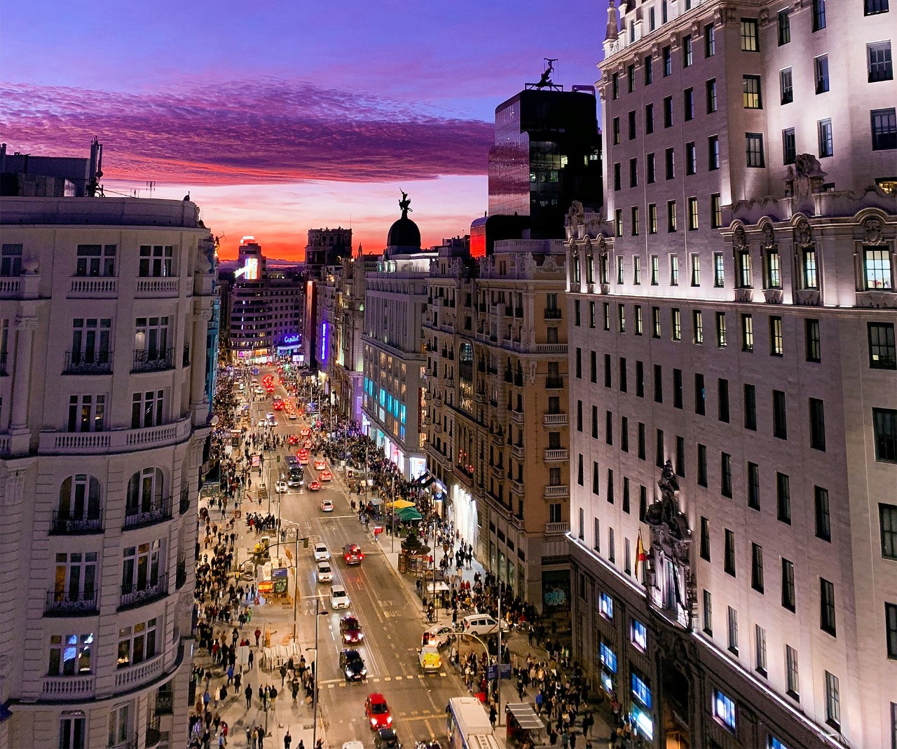 Foto de edificios con la puesta del sol