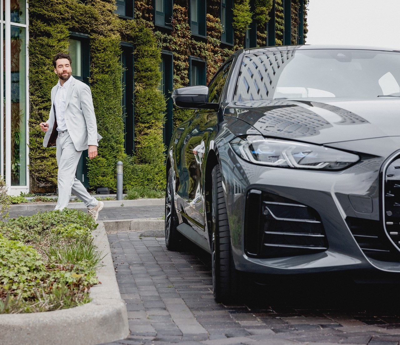Hombre trajeado deja su coche aparcado.