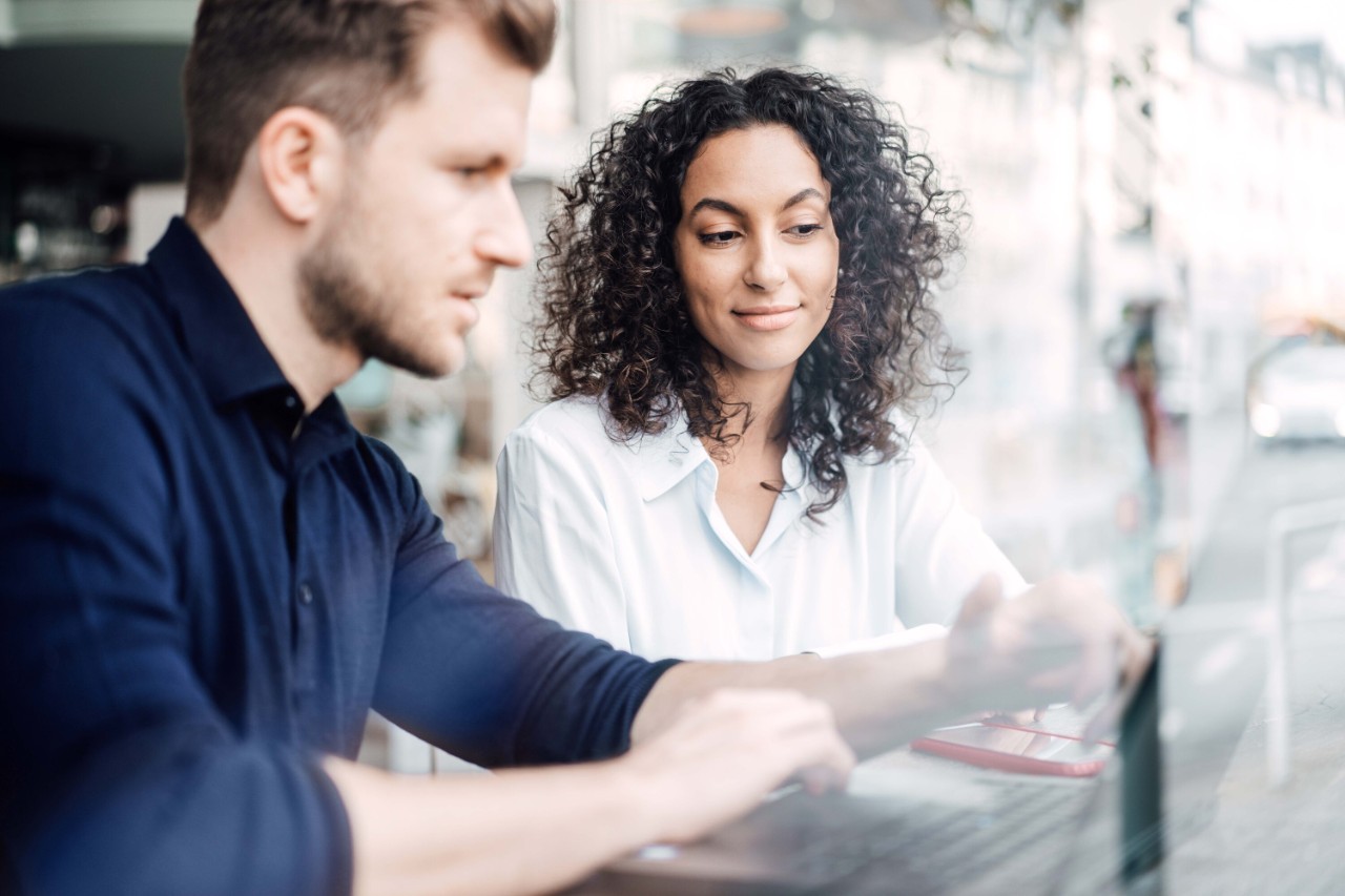 Pareja trabajando en un ordenador