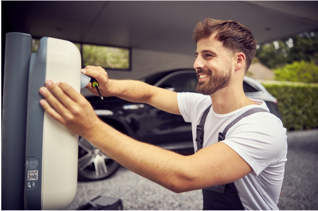 Hombre reparando una rueda