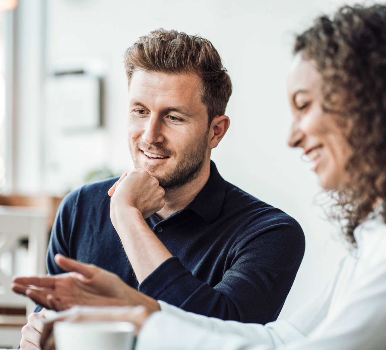 Pareja discutiendo felizmente en la oficina