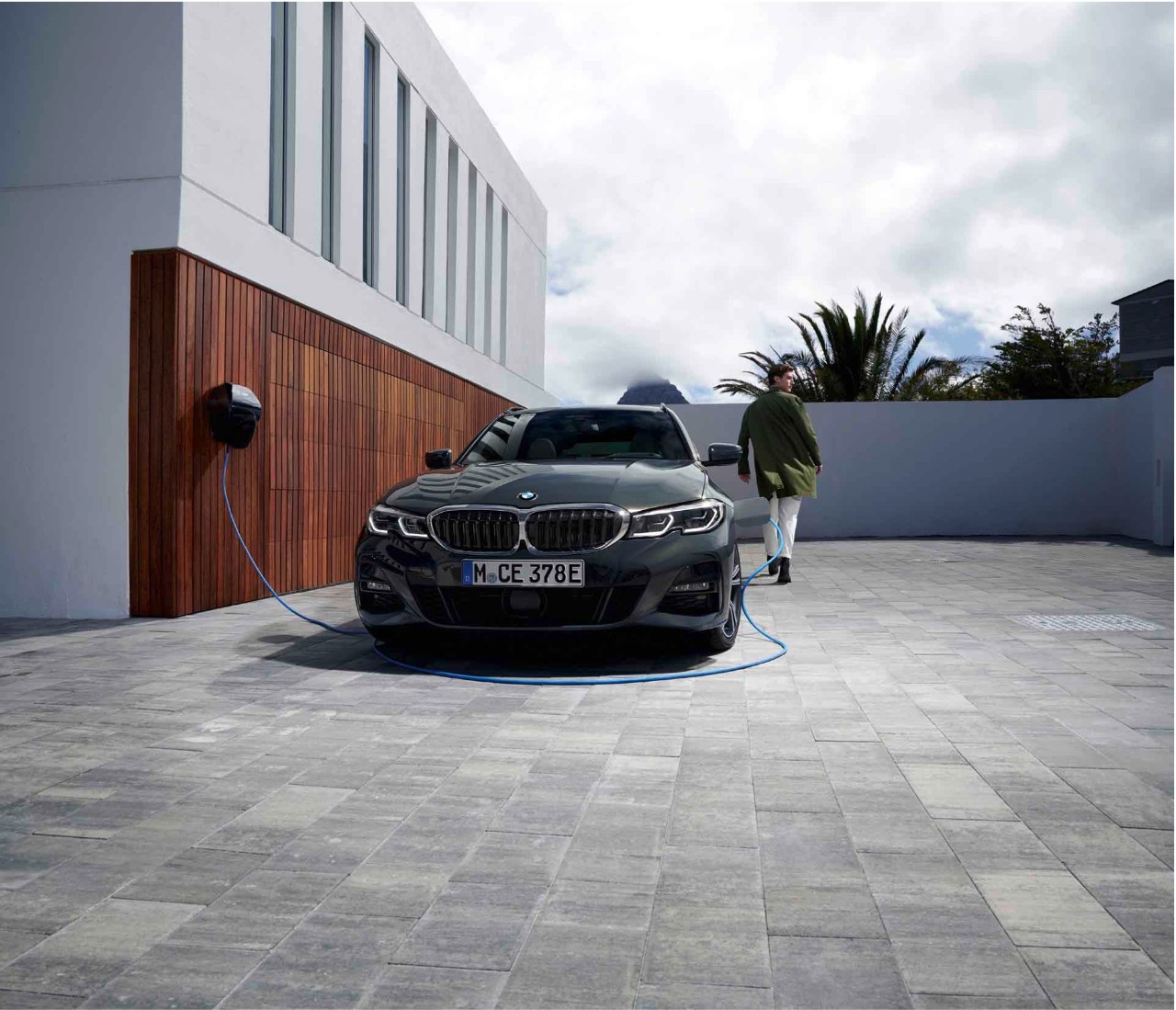 Hombre que deja su coche cargando en la zona de carga y se va a trabajar. Hombre que deja su coche cargando en la zona de carga y se va a trabajar.