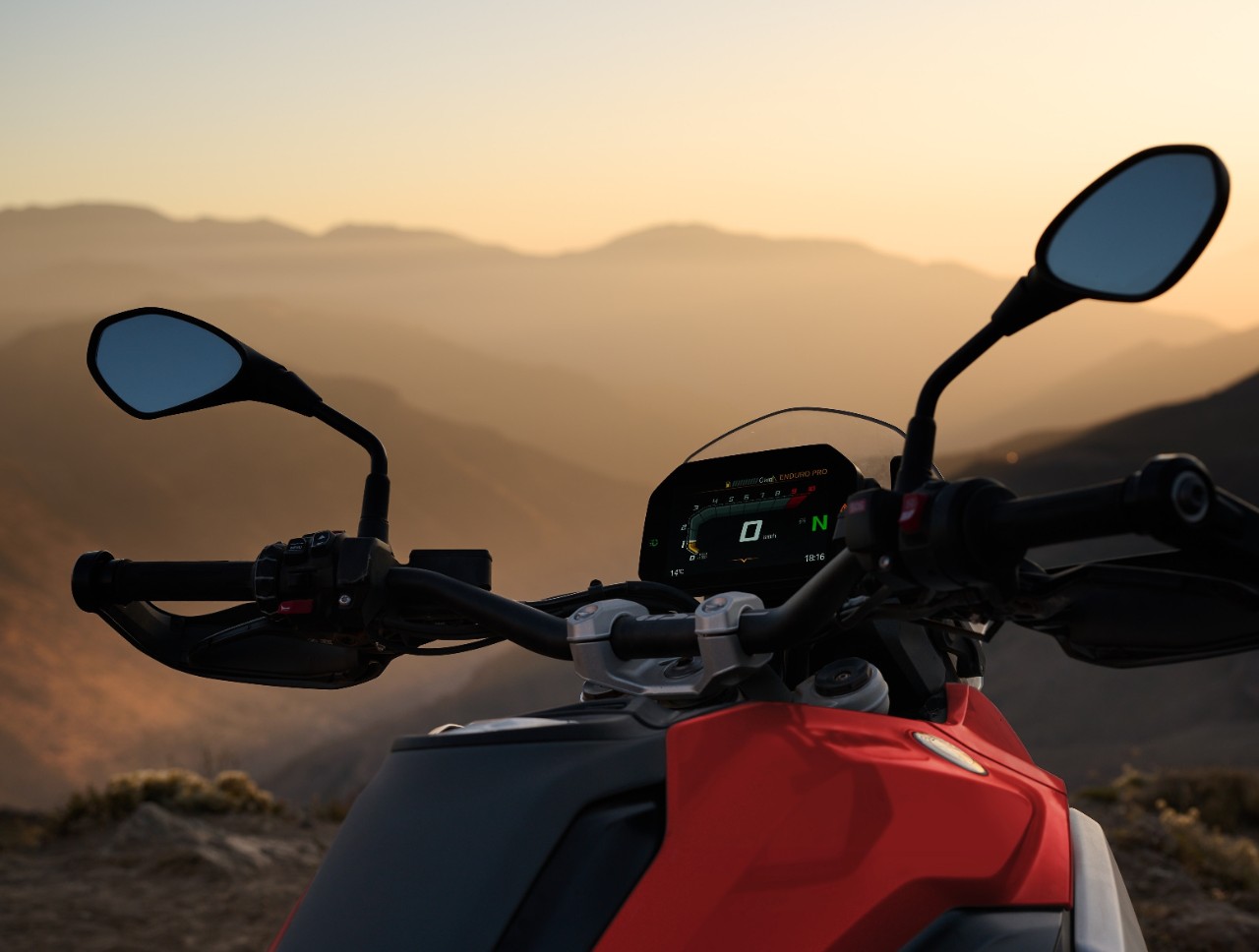 Moto naranja en la naturaleza