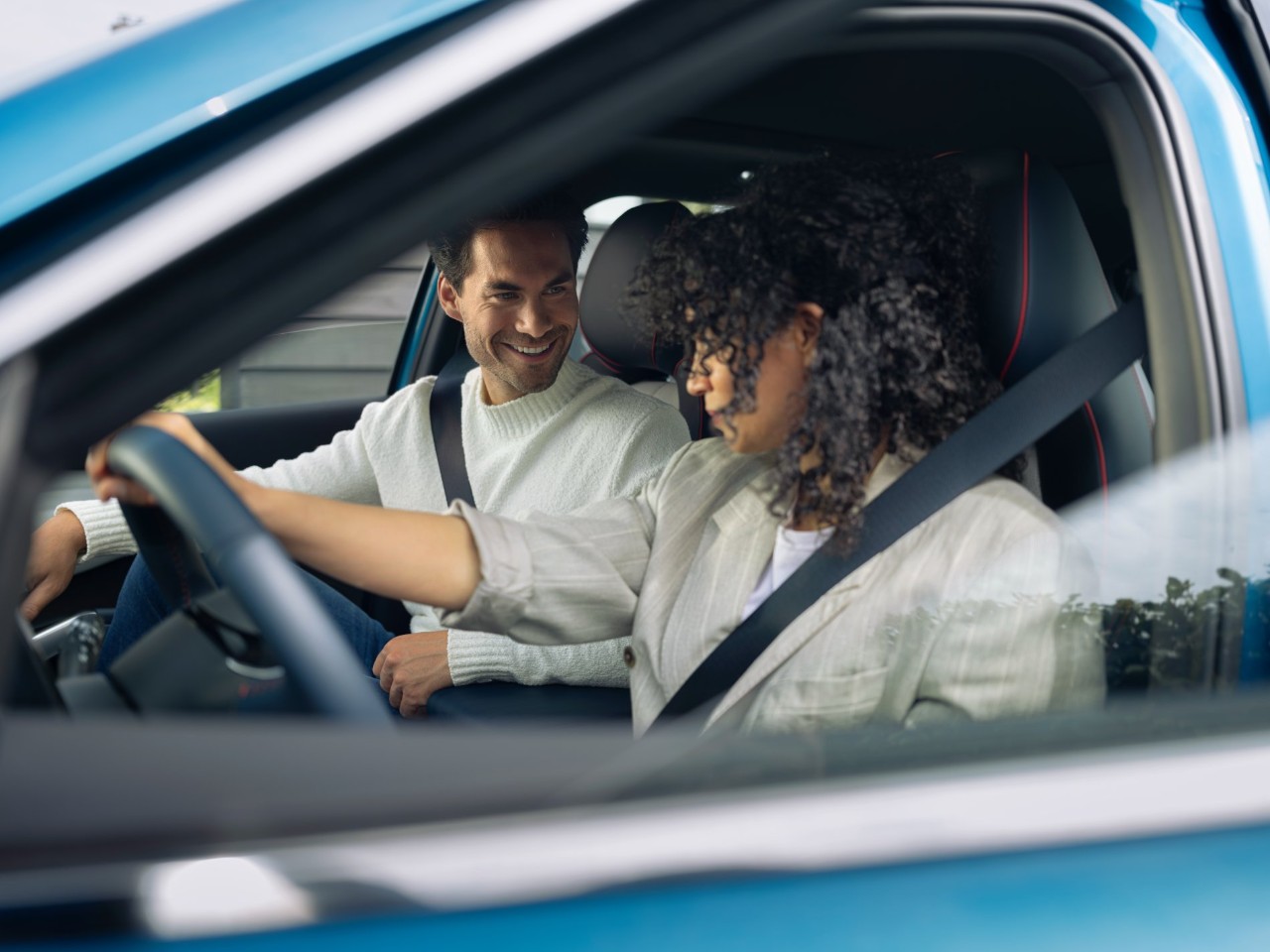 Chico y chica hablando dentro de un coche