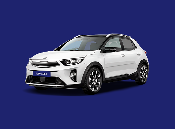 Kia Stonic blanco, vista tres cuartos delantera sobre fondo azul.