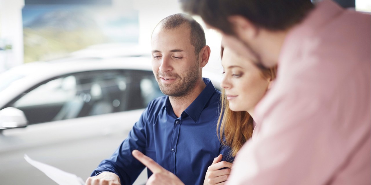 vehiculos-de-renting.jpeg tres chicos hablando mirando el telefono