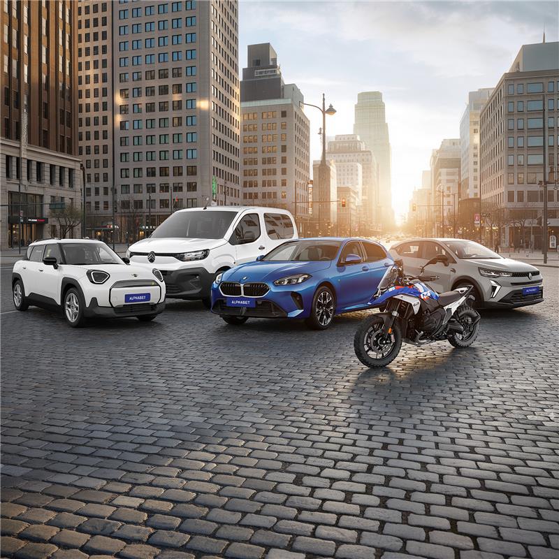 Imagen de veh'iculos con fondo azul celeste