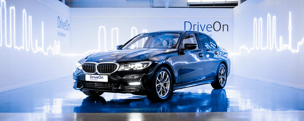 coche bmw negro en fondo de luces azul y blanco 