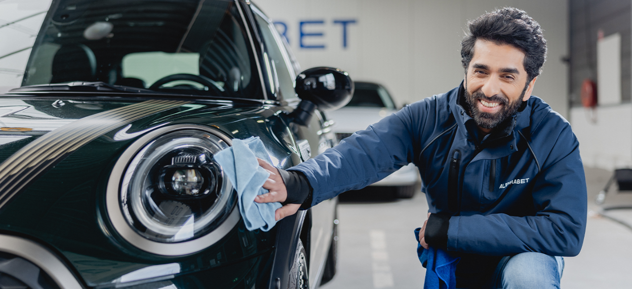 Experto limpiando su coche negro 