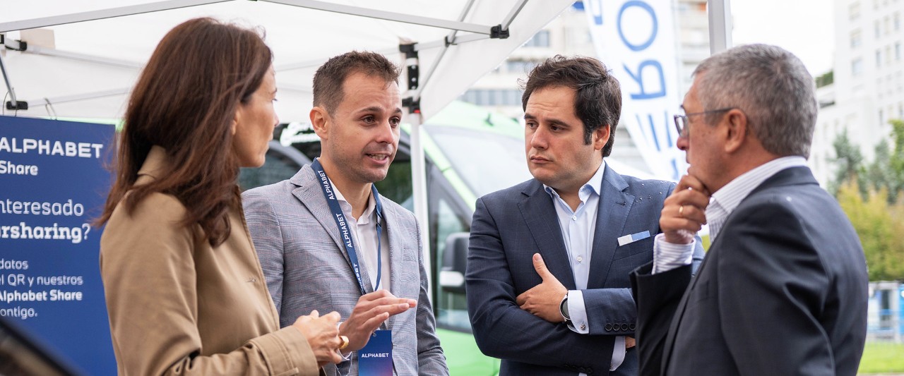 ALphabet en SEM fotografia grupal hablando