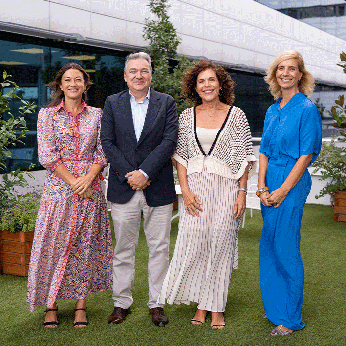 Germán Granda, Ana Sainz Martín, Lucila García Méndez y Pilar García de la Puebla sonrientes en una terraza exterior. 